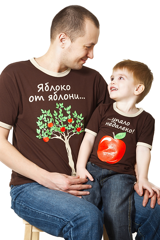 Пословицы яблоко от яблони недалеко. Яблоко от яблони на футболку. Семейный футболки для родителей и детей. Надписи на футболках для семьи. Яблочко от яблони.